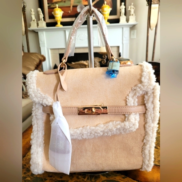 Badgley Mischka Elegant Cream Shearling Handbag - Picture 1 of 9